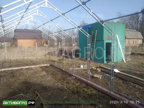 Теплица «Ударница Англичанка», ширина 2.5/3 м, труба 20х20 + 20х20 Теплица «Ударница Англичанка», ширина 2.5/3 м, труба 20х20 + 20х20