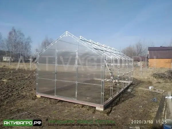 Теплица «Ударница Англичанка», ширина 2.5/3 м, труба 20х20 + 20х20 Теплица «Ударница Англичанка», ширина 2.5/3 м, труба 20х20 + 20х20
